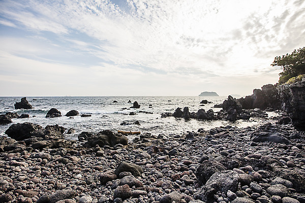 포토 JPG 주간 구름 바다 하늘 한국 풍경 해변 사람없음 야외 관광지 제주도 암석 돌_바위 국내여행 올레길 제주도여행 소천지 국내포토 자연요소 아시아 길 여행 파일형식
