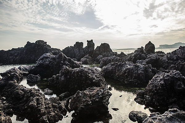 포토 JPG 주간 구름 바다 하늘 한국 풍경 해변 사람없음 야외 관광지 제주도 암석 바위 국내여행 올레길 제주도여행 소천지 국내포토 자연요소 아시아 길 여행 돌_바위 파일형식