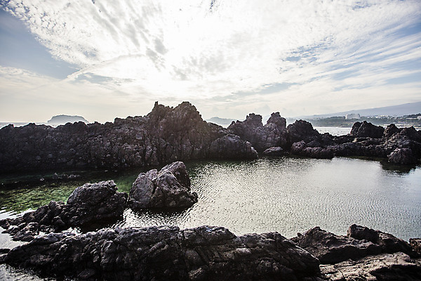 포토 JPG 주간 구름 바다 하늘 한국 풍경 해변 사람없음 야외 관광지 제주도 암석 바위 국내여행 올레길 제주도여행 소천지 국내포토 자연요소 아시아 길 여행 돌_바위 파일형식