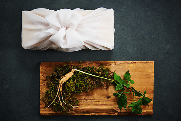 포토 JPG 스튜디오촬영 재료 회색배경 실내 선물 이끼 사람없음 선물상자 하이앵글 한의학 약재 한약재 보자기 산삼 건강식품 장뇌삼 플랫레이 국내포토 음식 뷰포인트 백그라운드 의학 건강 내부 상자 약 회색 삼 플랫 파일형식 천_직물