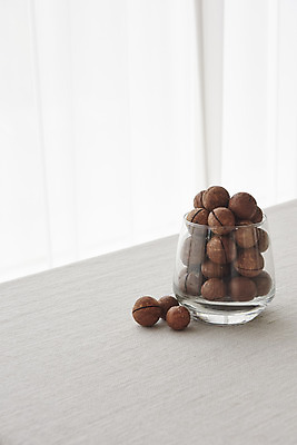 포토 JPG 스튜디오촬영 유리병 디저트 건조 실내 사람없음 여러개 견과류 흰배경 유기농 단백질 마카다미아 슈퍼푸드 국내포토 웰빙 음식 다수 백그라운드 병_용기 내부 흰색 건강식품 영양소 파일형식