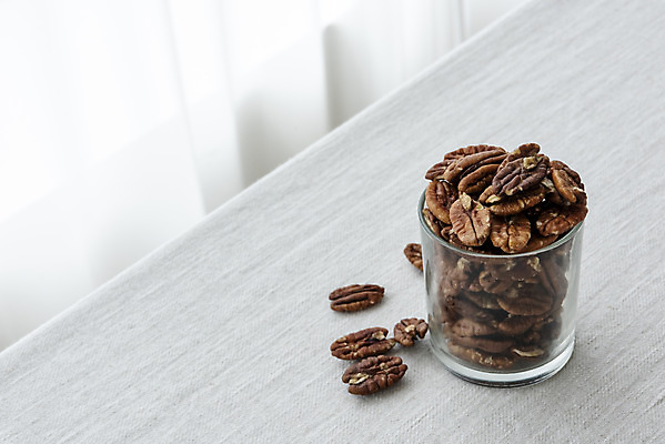 포토 JPG 스튜디오촬영 유리병 잔 실내 사람없음 컵 여러개 견과류 흰배경 유기농 피칸 국내포토 식기 웰빙 다수 백그라운드 병_용기 내부 흰색 파일형식