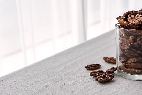 포토 JPG 스튜디오촬영 유리병 잔 실내 사람없음 컵 여러개 견과류 흰배경 유기농 피칸 국내포토 식기 웰빙 다수 백그라운드 병_용기 내부 흰색 파일형식