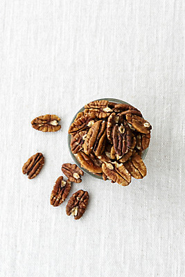 포토 JPG 스튜디오촬영 유리병 잔 실내 사람없음 컵 하이앵글 여러개 견과류 흰배경 유기농 피칸 플랫레이 국내포토 식기 웰빙 뷰포인트 다수 백그라운드 병_용기 내부 흰색 플랫 파일형식