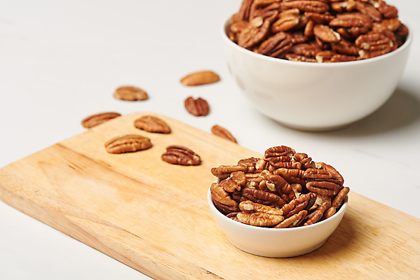 포토 JPG 스튜디오촬영 그릇 실내 사람없음 여러개 견과류 사기그릇 흰배경 유기농 담기 나무도마 피칸 국내포토 식기 웰빙 다수 백그라운드 모션 도마 내부 목재 흰색 파일형식