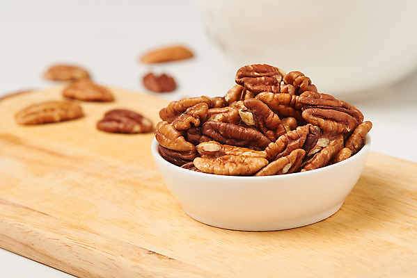 포토 JPG 스튜디오촬영 그릇 실내 사람없음 여러개 견과류 사기그릇 흰배경 유기농 담기 나무도마 피칸 국내포토 식기 웰빙 다수 백그라운드 모션 도마 내부 목재 흰색 파일형식