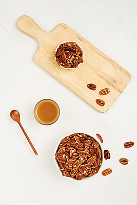 포토 JPG 스튜디오촬영 그릇 실내 사람없음 하이앵글 여러개 견과류 사기그릇 유기농 담기 나무숟가락 나무도마 피칸 베이지색배경 플랫레이 국내포토 식기 웰빙 뷰포인트 다수 백그라운드 모션 도마 내부 목재 숟가락 플랫 베이지색 파일형식