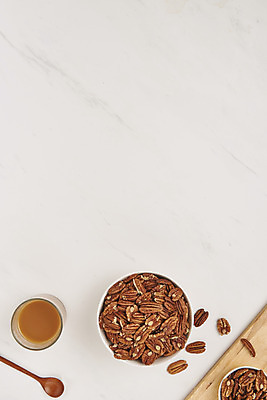 포토 JPG 스튜디오촬영 그릇 실내 사람없음 하이앵글 여러개 견과류 사기그릇 유기농 담기 나무숟가락 나무도마 피칸 베이지색배경 플랫레이 국내포토 식기 웰빙 뷰포인트 다수 백그라운드 모션 도마 내부 목재 숟가락 플랫 베이지색 파일형식