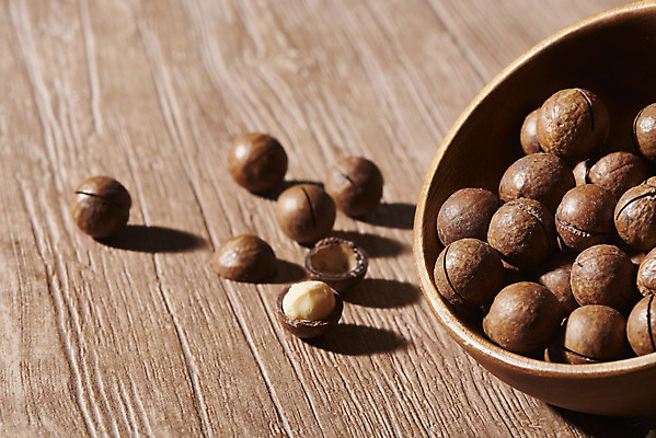 포토 JPG 스튜디오촬영 디저트 건조 실내 근접촬영 사람없음 여러개 견과류 유기농 나무그릇 단백질 마카다미아 슈퍼푸드 갈색배경 국내포토 그릇 웰빙 음식 뷰포인트 다수 백그라운드 내부 목재 갈색 건강식품 영양소 파일형식