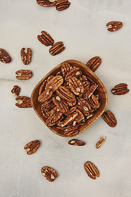 포토 JPG 스튜디오촬영 그릇 회색배경 실내 사람없음 여러개 견과류 유기농 나무그릇 피칸 국내포토 식기 웰빙 다수 백그라운드 내부 목재 회색 파일형식