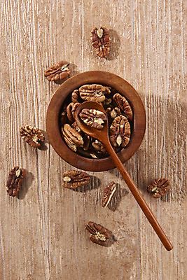 포토 JPG 스튜디오촬영 실내 사람없음 여러개 견과류 유기농 나무숟가락 나무그릇 피칸 갈색배경 국내포토 그릇 웰빙 다수 백그라운드 내부 목재 갈색 숟가락 파일형식