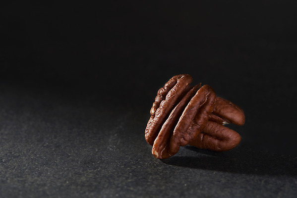 포토 JPG 스튜디오촬영 검은배경 실내 근접촬영 사람없음 한개 견과류 유기농 피칸 마카다미아 국내포토 1 웰빙 뷰포인트 백그라운드 내부 검은색 파일형식