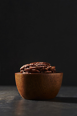 포토 JPG 스튜디오촬영 검은배경 실내 사람없음 여러개 견과류 유기농 나무그릇 피칸 마카다미아 국내포토 그릇 웰빙 다수 백그라운드 내부 목재 검은색 파일형식