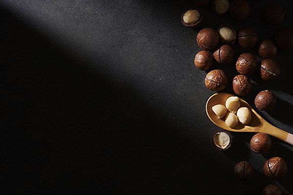 포토 JPG 스튜디오촬영 검은배경 디저트 건조 수저 실내 사람없음 하이앵글 여러개 견과류 유기농 단백질 플랫레이 마카다미아 슈퍼푸드 국내포토 식기 웰빙 음식 뷰포인트 다수 백그라운드 내부 검은색 플랫 건강식품 영양소 파일형식