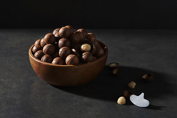 포토 JPG 스튜디오촬영 그릇 검은배경 디저트 건조 실내 사람없음 여러개 견과류 칼 유기농 나무그릇 단백질 마카다미아 슈퍼푸드 국내포토 식기 웰빙 음식 다수 백그라운드 내부 목재 검은색 건강식품 영양소 파일형식