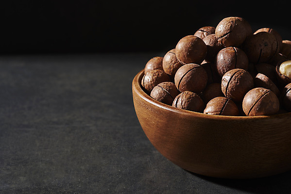 포토 JPG 스튜디오촬영 검은배경 디저트 건조 실내 사람없음 여러개 견과류 유기농 나무그릇 단백질 마카다미아 슈퍼푸드 국내포토 그릇 웰빙 음식 다수 백그라운드 내부 목재 검은색 건강식품 영양소 파일형식