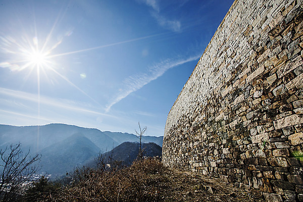 포토 JPG 주간 여행 겨울 산 한국 풍경 사람없음 야외 관광지 햇빛 태양 경상북도 국내여행 문경 성곽길 고모산성 국내포토 자연요소 계절 아시아 길 경상도 산성 파일형식