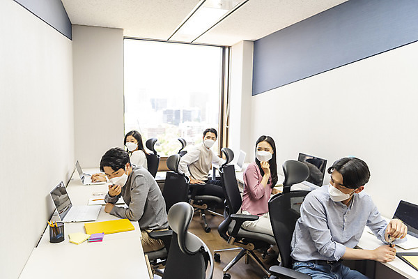 포토 JPG 응시 여자 남자 비즈니스 실내 마스크 앉기 여러명 상반신 20대 성인 옆모습 30대 사무실 한국인 업무 비즈니스맨 비즈니스우먼 뒤돌아보기 위생 사회이슈 성인만 코로나바이러스 비말감염 예민 델타변이바이러스 국내포토 시선 감정 뷰포인트 다수 컨셉 모션 사람 동양인 청년 내부 장년 작업 직장인 바이러스 감염 파일형식