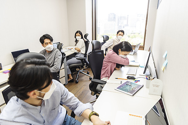 포토 JPG 전신 응시 여자 남자 비즈니스 실내 마스크 앉기 여러명 상반신 20대 성인 앞모습 옆모습 30대 사무실 한국인 업무 비즈니스맨 비즈니스우먼 뒤돌아보기 위생 사회이슈 기침 성인만 코로나바이러스 비말감염 예민 델타변이바이러스 국내포토 시선 감정 뷰포인트 다수 컨셉 모션 사람 동양인 청년 내부 장년 작업 직장인 바이러스 감염 파일형식