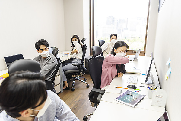 포토 JPG 전신 응시 여자 남자 비즈니스 실내 마스크 앉기 여러명 상반신 20대 성인 앞모습 옆모습 30대 사무실 한국인 업무 비즈니스맨 비즈니스우먼 뒤돌아보기 위생 사회이슈 기침 성인만 코로나바이러스 비말감염 예민 델타변이바이러스 국내포토 시선 감정 뷰포인트 다수 컨셉 모션 사람 동양인 청년 내부 장년 작업 직장인 바이러스 감염 파일형식