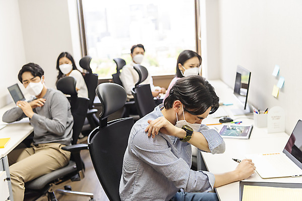 포토 JPG 전신 응시 여자 남자 비즈니스 실내 마스크 앉기 여러명 상반신 20대 성인 앞모습 옆모습 30대 사무실 한국인 업무 비즈니스맨 비즈니스우먼 뒤돌아보기 위생 사회이슈 기침 성인만 코로나바이러스 비말감염 예민 델타변이바이러스 국내포토 시선 감정 뷰포인트 다수 컨셉 모션 사람 동양인 청년 내부 장년 작업 직장인 바이러스 감염 파일형식