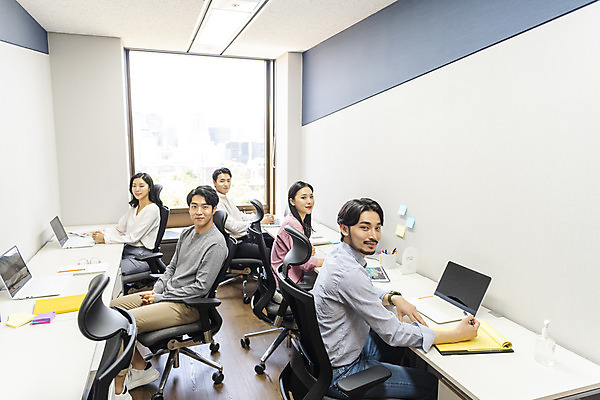 포토 JPG 응시 여자 남자 비즈니스 실내 미소 앉기 여러명 상반신 20대 성인 옆모습 30대 노트북 사무실 한국인 업무 비즈니스맨 비즈니스우먼 열정 성인만 국내포토 시선 감정 뷰포인트 다수 모션 표정 사람 동양인 청년 내부 장년 전자제품 작업 직장인 파일형식