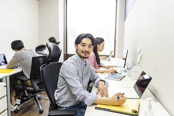 포토 JPG 전신 여자 남자 비즈니스 실내 미소 앉기 여러명 상반신 20대 성인 옆모습 30대 노트북 사무실 한국인 업무 비즈니스맨 비즈니스우먼 리더 열정 성인만 팀장 국내포토 감정 뷰포인트 다수 모션 표정 사람 동양인 청년 내부 장년 전자제품 작업 직장인 파일형식