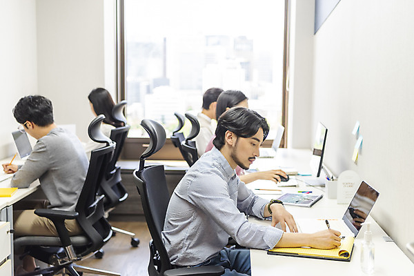 포토 JPG 여자 남자 비즈니스 실내 앉기 여러명 상반신 20대 성인 옆모습 30대 노트북 사무실 한국인 업무 비즈니스맨 비즈니스우먼 열정 성인만 국내포토 감정 뷰포인트 다수 모션 사람 동양인 청년 내부 장년 전자제품 작업 직장인 파일형식