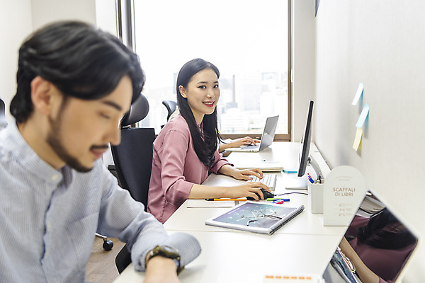 포토 JPG 응시 여자 남자 비즈니스 실내 미소 앉기 상반신 20대 성인 옆모습 세명 30대 노트북 사무실 한국인 업무 비즈니스맨 비즈니스우먼 열정 성인만 국내포토 시선 감정 뷰포인트 모션 표정 사람 동양인 청년 내부 장년 전자제품 작업 직장인 파일형식