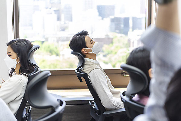 포토 JPG 여자 남자 비즈니스 실내 마스크 앉기 상반신 20대 성인 옆모습 세명 30대 사무실 한국인 업무 비즈니스맨 비즈니스우먼 사회이슈 열정 성인만 코로나바이러스 델타변이바이러스 국내포토 감정 뷰포인트 컨셉 모션 사람 동양인 청년 내부 장년 작업 직장인 바이러스 파일형식