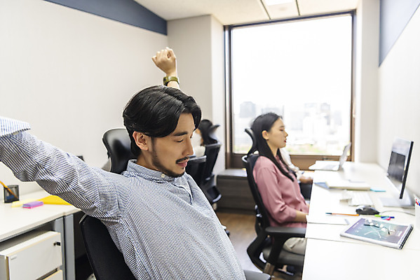 포토 JPG 여자 남자 비즈니스 휴식 실내 앉기 상반신 20대 성인 옆모습 세명 30대 사무실 한국인 업무 비즈니스맨 비즈니스우먼 기지개 열정 성인만 국내포토 감정 뷰포인트 컨셉 모션 사람 동양인 청년 내부 장년 작업 직장인 파일형식