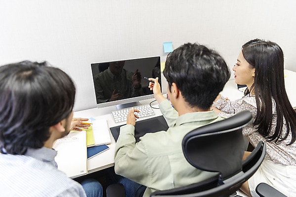 포토 JPG 여자 남자 비즈니스 회의 실내 앉기 상반신 20대 성인 뒷모습 세명 30대 컴퓨터 사무실 한국인 업무 비즈니스맨 비즈니스우먼 열정 성인만 국내포토 감정 뷰포인트 모션 사람 동양인 청년 내부 장년 전자제품 작업 직장인 파일형식