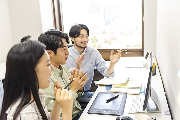 포토 JPG 응시 여자 남자 비즈니스 회의 실내 대화 미소 앉기 상반신 20대 성인 옆모습 세명 30대 컴퓨터 사무실 한국인 업무 비즈니스맨 비즈니스우먼 열정 성인만 국내포토 시선 감정 뷰포인트 모션 표정 말하기 사람 동양인 청년 내부 장년 전자제품 작업 직장인 파일형식