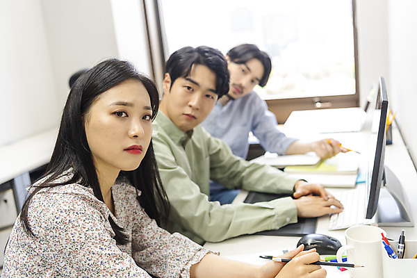 포토 JPG 여자 남자 비즈니스 실내 앉기 상반신 20대 성인 옆모습 세명 30대 컴퓨터 사무실 한국인 업무 비즈니스맨 비즈니스우먼 호기심 열정 성인만 국내포토 감정 뷰포인트 컨셉 모션 사람 동양인 청년 내부 장년 전자제품 작업 직장인 파일형식