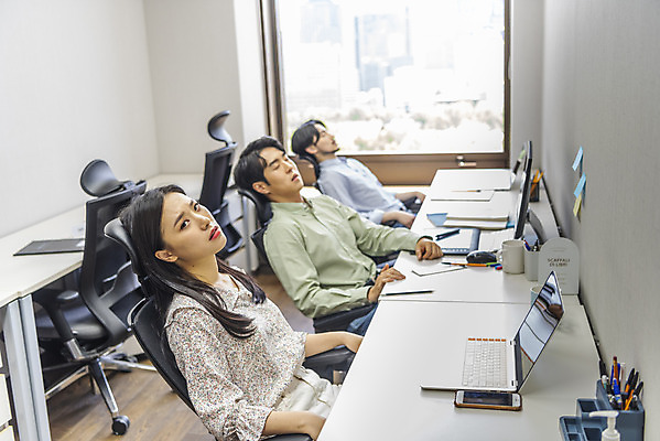 포토 JPG 여자 남자 비즈니스 휴식 실내 피곤 앉기 상반신 20대 성인 옆모습 세명 30대 노트북 컴퓨터 사무실 기댐 한국인 업무 비즈니스맨 비즈니스우먼 낙담 성인만 국내포토 뷰포인트 컨셉 모션 사람 동양인 청년 내부 장년 전자제품 작업 직장인 파일형식