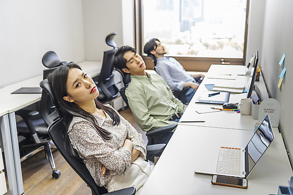 포토 JPG 여자 남자 비즈니스 휴식 실내 피곤 앉기 상반신 20대 성인 옆모습 세명 30대 노트북 컴퓨터 사무실 기댐 한국인 업무 비즈니스맨 비즈니스우먼 낙담 성인만 국내포토 뷰포인트 컨셉 모션 사람 동양인 청년 내부 장년 전자제품 작업 직장인 파일형식