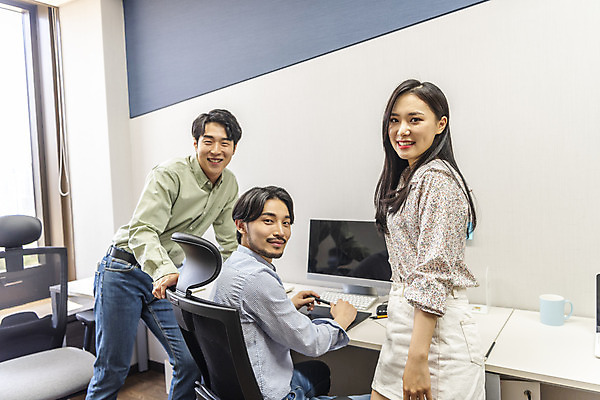 포토 JPG 여자 남자 비즈니스 실내 서기 미소 앉기 상반신 20대 성인 앞모습 옆모습 뒷모습 세명 30대 컴퓨터 사무실 한국인 업무 비즈니스맨 비즈니스우먼 뒤돌아보기 열정 성인만 국내포토 감정 뷰포인트 모션 표정 사람 동양인 청년 내부 장년 전자제품 작업 직장인 파일형식