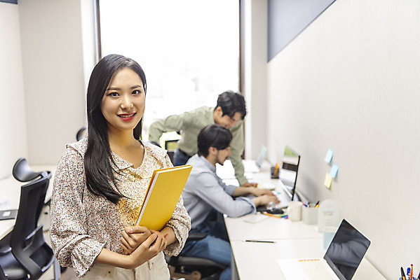 포토 JPG 여자 남자 비즈니스 실내 서기 미소 앉기 상반신 20대 성인 앞모습 옆모습 아웃포커스 세명 30대 컴퓨터 사무실 한국인 업무 비즈니스맨 비즈니스우먼 열정 성인만 국내포토 감정 뷰포인트 모션 촬영기법 표정 사람 동양인 청년 내부 장년 전자제품 작업 직장인 파일형식