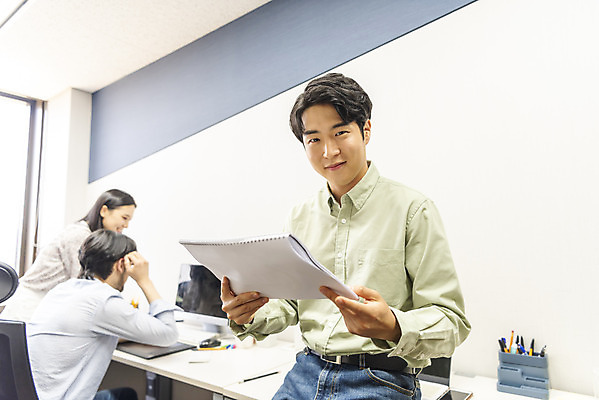 포토 JPG 응시 여자 남자 비즈니스 실내 서기 미소 들기 앉기 상반신 20대 성인 앞모습 옆모습 세명 30대 사무실 한국인 업무 비즈니스맨 비즈니스우먼 문서 열정 성인만 국내포토 시선 감정 뷰포인트 모션 표정 사람 동양인 청년 내부 장년 작업 직장인 파일형식