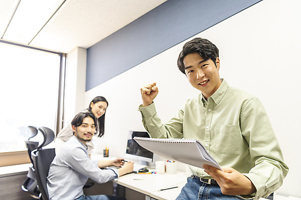 포토 JPG 응시 여자 남자 비즈니스 실내 서기 미소 들기 앉기 상반신 20대 성인 앞모습 옆모습 세명 30대 사무실 파이팅 주먹 한국인 업무 비즈니스맨 비즈니스우먼 문서 열정 성인만 국내포토 시선 감정 뷰포인트 모션 표정 사람 동양인 청년 내부 장년 작업 직장인 파일형식