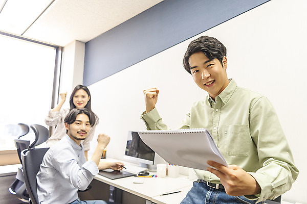 포토 JPG 응시 여자 남자 비즈니스 실내 서기 미소 들기 앉기 상반신 20대 성인 앞모습 옆모습 세명 30대 사무실 파이팅 주먹 한국인 업무 비즈니스맨 비즈니스우먼 문서 열정 성인만 국내포토 시선 감정 뷰포인트 모션 표정 사람 동양인 청년 내부 장년 작업 직장인 파일형식