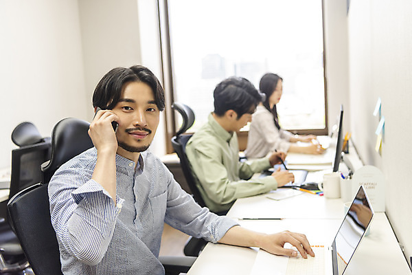 포토 JPG 여자 남자 비즈니스 실내 앉기 상반신 20대 성인 옆모습 세명 30대 노트북 스마트폰 사무실 한국인 업무 비즈니스맨 비즈니스우먼 열정 통화 매너 성인만 국내포토 감정 뷰포인트 모션 사람 동양인 청년 내부 장년 전자제품 핸드폰 스마트기기 예절 작업 직장인 파일형식