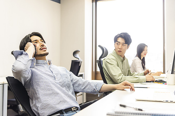 포토 JPG 여자 남자 비즈니스 실내 앉기 상반신 20대 성인 옆모습 세명 30대 노트북 스마트폰 사무실 한국인 짜증 업무 비즈니스맨 비즈니스우먼 열정 통화 매너 성인만 국내포토 감정 뷰포인트 모션 사람 동양인 청년 내부 장년 전자제품 핸드폰 스마트기기 예절 작업 직장인 파일형식