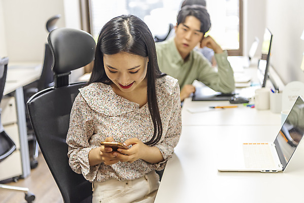 포토 JPG 응시 여자 남자 비즈니스 실내 앉기 상반신 20대 성인 앞모습 옆모습 아웃포커스 세명 30대 노트북 스마트폰 사무실 한국인 업무 비즈니스맨 비즈니스우먼 열정 매너 딴짓 성인만 국내포토 시선 감정 뷰포인트 모션 촬영기법 사람 동양인 청년 내부 장년 전자제품 핸드폰 스마트기기 예절 작업 직장인 파일형식