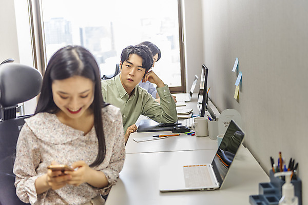 포토 JPG 응시 여자 남자 비즈니스 실내 앉기 상반신 20대 성인 앞모습 옆모습 아웃포커스 세명 30대 노트북 스마트폰 사무실 한국인 업무 비즈니스맨 비즈니스우먼 열정 매너 딴짓 성인만 국내포토 시선 감정 뷰포인트 모션 촬영기법 사람 동양인 청년 내부 장년 전자제품 핸드폰 스마트기기 예절 작업 직장인 파일형식