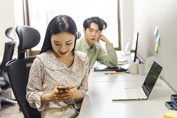 포토 JPG 여자 남자 비즈니스 실내 앉기 상반신 20대 성인 앞모습 옆모습 세명 30대 노트북 스마트폰 사무실 한국인 업무 비즈니스맨 비즈니스우먼 열정 매너 딴짓 성인만 국내포토 감정 뷰포인트 모션 사람 동양인 청년 내부 장년 전자제품 핸드폰 스마트기기 예절 작업 직장인 파일형식