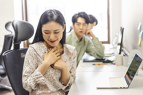 포토 JPG 여자 남자 비즈니스 실내 앉기 상반신 20대 성인 앞모습 옆모습 세명 30대 노트북 스마트폰 사무실 한국인 업무 비즈니스맨 비즈니스우먼 열정 매너 딴짓 성인만 국내포토 감정 뷰포인트 모션 사람 동양인 청년 내부 장년 전자제품 핸드폰 스마트기기 예절 작업 직장인 파일형식