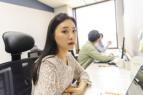 포토 JPG 여자 남자 비즈니스 실내 앉기 상반신 20대 성인 옆모습 아웃포커스 세명 30대 사무실 한국인 업무 비즈니스맨 비즈니스우먼 불안 열정 매너 성인만 국내포토 감정 뷰포인트 모션 촬영기법 사람 동양인 청년 내부 장년 예절 작업 직장인 파일형식