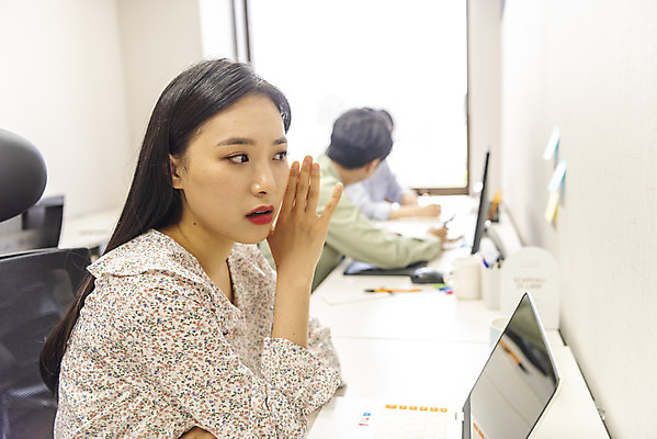 포토 JPG 여자 남자 비즈니스 실내 앉기 상반신 20대 성인 옆모습 아웃포커스 세명 30대 사무실 한국인 업무 비즈니스맨 비즈니스우먼 엿듣기 불안 열정 매너 뒷담화 성인만 국내포토 감정 뷰포인트 모션 촬영기법 사람 동양인 청년 내부 장년 예절 작업 직장인 험담 파일형식