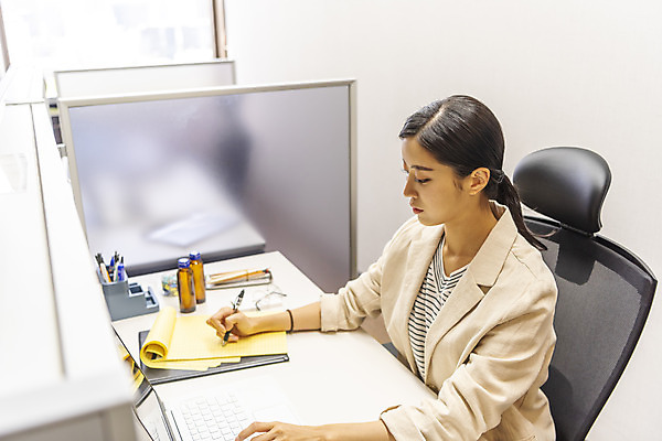 포토 JPG 여자 비즈니스 실내 한명 앉기 상반신 20대 성인 옆모습 사무실 한국인 기록 업무 집중 열정 워커홀릭 성인여자한명만 국내포토 1 감정 뷰포인트 컨셉 모션 사람 동양인 청년 내부 작업 여자한명만 성인여자만 파일형식